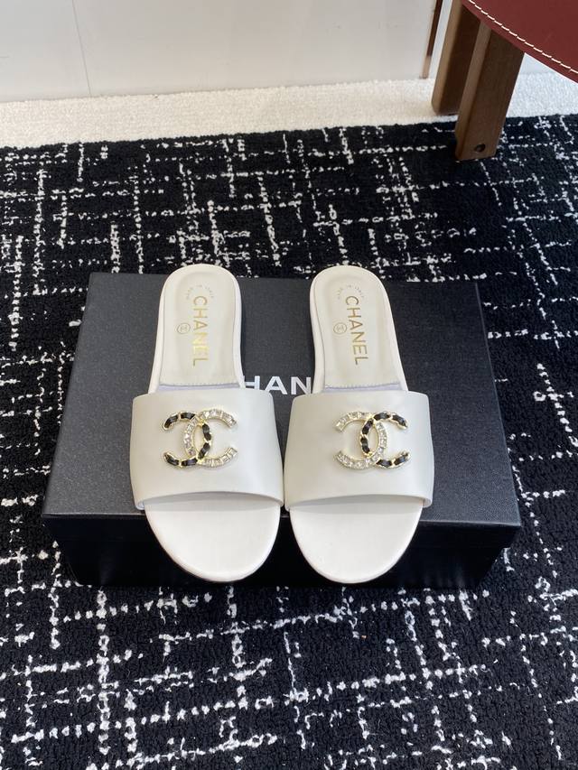 代购级 Chanel 小香 25Ss 春夏新品度假 羊皮 懒人拖 小香的一款全新设计 鞋面搭配双C五金装饰 简约百搭上脚超级美的 怎么看都超美 鞋面：采用进口羊