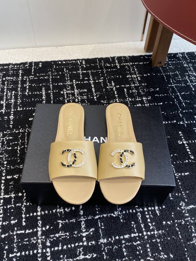 代购级 Chanel 小香 25Ss 春夏新品度假 羊皮 懒人拖 小香的一款全新设计 鞋面搭配双C五金装饰 简约百搭上脚超级美的 怎么看都超美 鞋面：采用进口羊