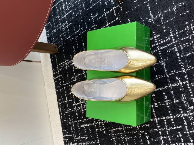 代购级 Bottega Veneta 葆蝶家 25Ss 小圆头 平底 单鞋 Bv是当今时尚圈翻身最成功的品牌，除了包款卖翻天外，葆蝶家的鞋履也不容忽视！小贾斯汀