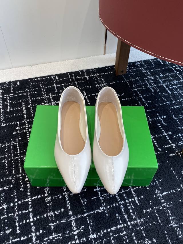 代购级 Bottega Veneta 葆蝶家 25Ss 小圆头 平底 单鞋 Bv是当今时尚圈翻身最成功的品牌，除了包款卖翻天外，葆蝶家的鞋履也不容忽视！小贾斯汀