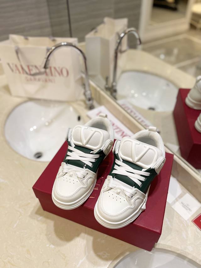 出厂价Pp： 高端产品Valentino 专柜同步新增色 专柜同步、霸气侧漏，新款来袭 情侣款面包鞋.女:35-41.男: 38-46 购买原版 1:1复刻.