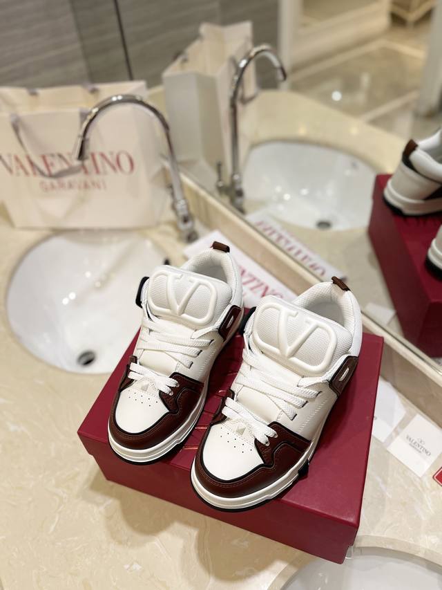 出厂价Pp： 高端产品Valentino 专柜同步新增色 专柜同步、霸气侧漏，新款来袭 情侣款面包鞋.女:35-41.男: 38-46 购买原版 1:1复刻.