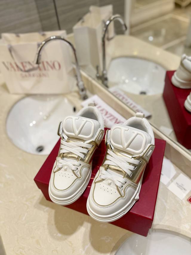 出厂价Pp： 高端产品Valentino 专柜同步新增色 专柜同步、霸气侧漏，新款来袭 情侣款面包鞋.女:35-41.男: 38-46 购买原版 1:1复刻.
