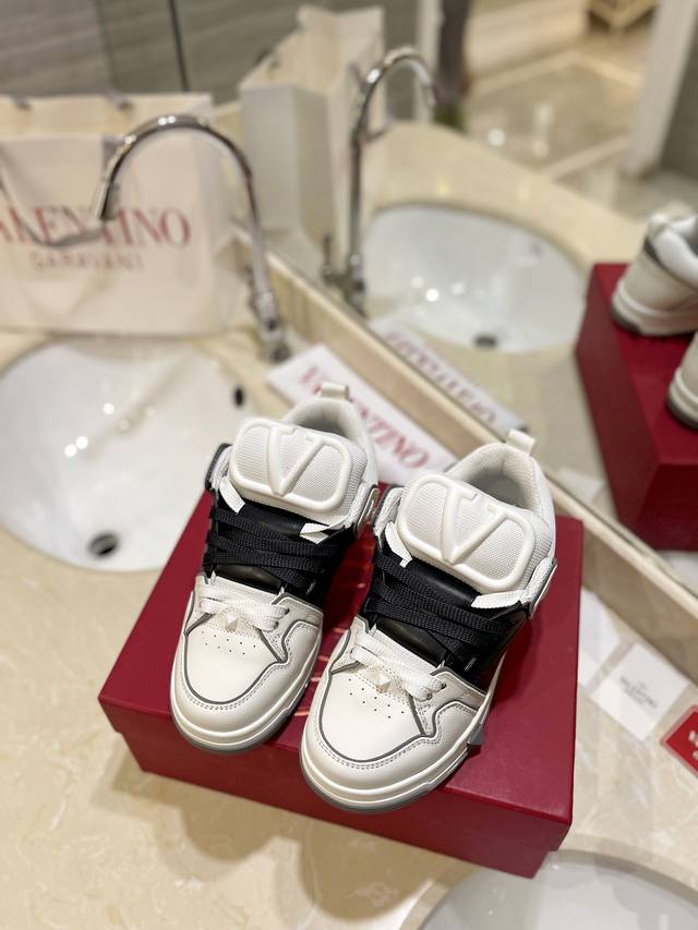 出厂价Pp： 高端产品Valentino 专柜同步新增色 专柜同步、霸气侧漏，新款来袭 情侣款面包鞋.女:35-41.男: 38-46 购买原版 1:1复刻.