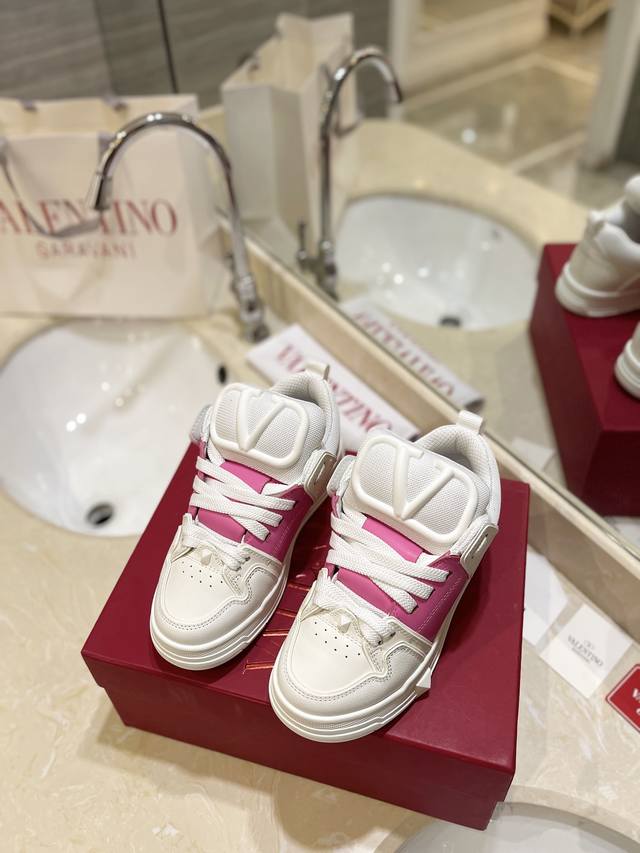 出厂价Pp： 高端产品Valentino 专柜同步新增色 专柜同步、霸气侧漏，新款来袭 情侣款面包鞋.女:35-41.男: 38-46 购买原版 1:1复刻.