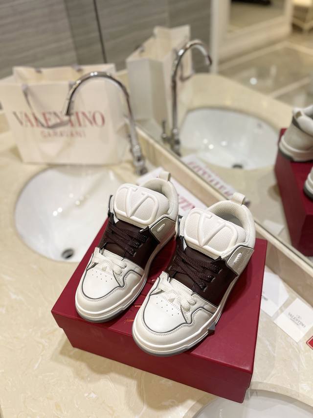 出厂价Pp： 高端产品Valentino 专柜同步新增色 专柜同步、霸气侧漏，新款来袭 情侣款面包鞋.女:35-41.男: 38-46 购买原版 1:1复刻.