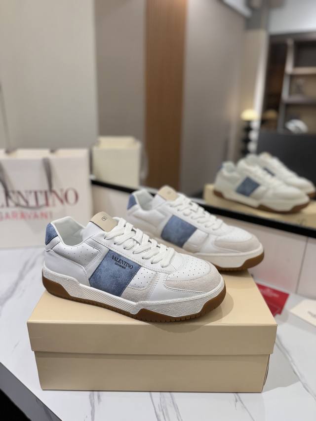 出厂价Pp： 爆款来袭 1:1最高端 全新设计，全新包装！ Valentino华伦天奴2025爆款休闲运动鞋！ 鞋面大V魔术贴装饰设计，突显V家特色引领潮流！！