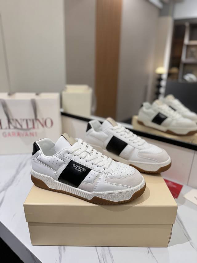 出厂价Pp： 爆款来袭 1:1最高端 全新设计，全新包装！ Valentino华伦天奴2025爆款休闲运动鞋！ 鞋面大V魔术贴装饰设计，突显V家特色引领潮流！！