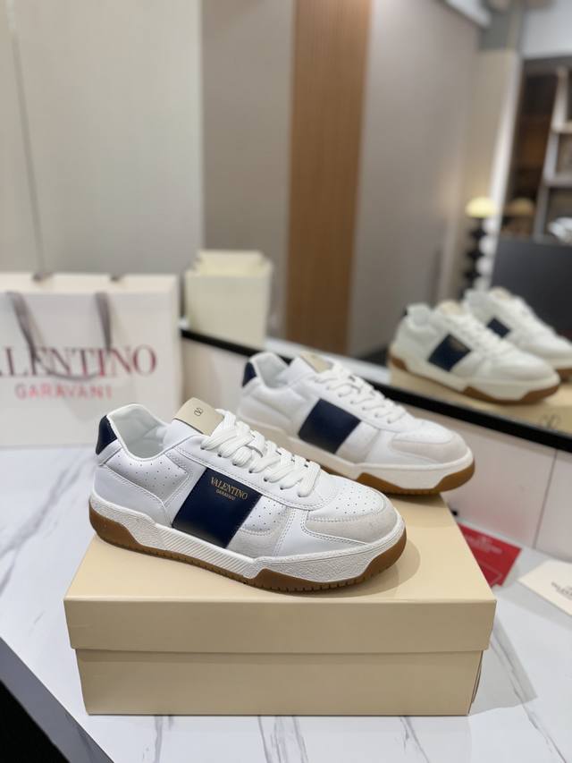 出厂价Pp： 爆款来袭 1:1最高端 全新设计，全新包装！ Valentino华伦天奴2025爆款休闲运动鞋！ 鞋面大V魔术贴装饰设计，突显V家特色引领潮流！！