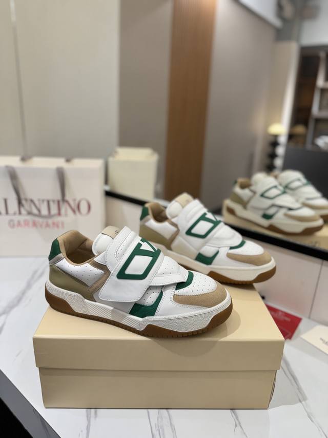 出厂价Pp： 爆款来袭 1:1最高端 全新设计，全新包装！ Valentino华伦天奴2025爆款休闲运动鞋！ 鞋面大V魔术贴装饰设计，突显V家特色引领潮流！！