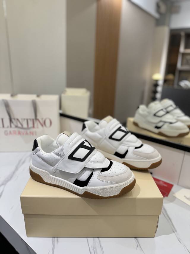 出厂价Pp： 爆款来袭 1:1最高端 全新设计，全新包装！ Valentino华伦天奴2025爆款休闲运动鞋！ 鞋面大V魔术贴装饰设计，突显V家特色引领潮流！！