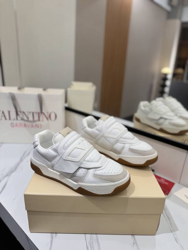 出厂价Pp： 爆款来袭 1:1最高端 全新设计，全新包装！ Valentino华伦天奴2025爆款休闲运动鞋！ 鞋面大V魔术贴装饰设计，突显V家特色引领潮流！！