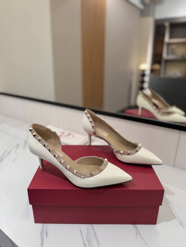 出厂价Pp： Valentino 华伦天奴铆钉 Vt经典单鞋，顶级复刻！侧身弧线完美，原版开模定制不生锈铆钉 特别有质感的五金衬托出满满的高级感，带给您正品级的