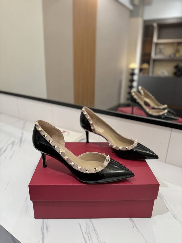 出厂价Pp： Valentino 华伦天奴铆钉 Vt经典单鞋，顶级复刻！侧身弧线完美，原版开模定制不生锈铆钉 特别有质感的五金衬托出满满的高级感，带给您正品级的