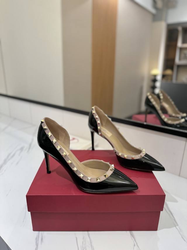 出厂价Pp： Valentino 华伦天奴铆钉 Vt经典单鞋，顶级复刻！侧身弧线完美，原版开模定制不生锈铆钉 特别有质感的五金衬托出满满的高级感，带给您正品级的
