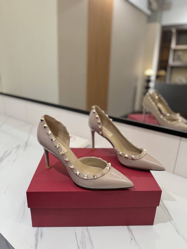 出厂价Pp： Valentino 华伦天奴铆钉 Vt经典单鞋，顶级复刻！侧身弧线完美，原版开模定制不生锈铆钉 特别有质感的五金衬托出满满的高级感，带给您正品级的