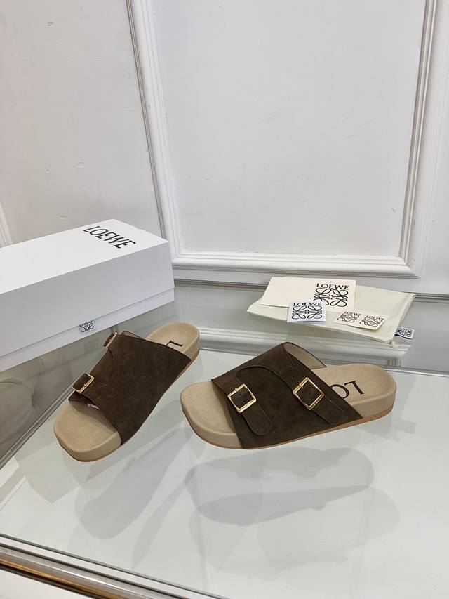 罗意威Loewe 勃肯拖鞋上新，火爆新款 配合整体原版楦型，时尚而个性好穿 颜色超赞 面料:高丝光牛反绒 内里：吸汗透气牛绒 垫脚：吸汗透气牛绒 大底：原版防滑
