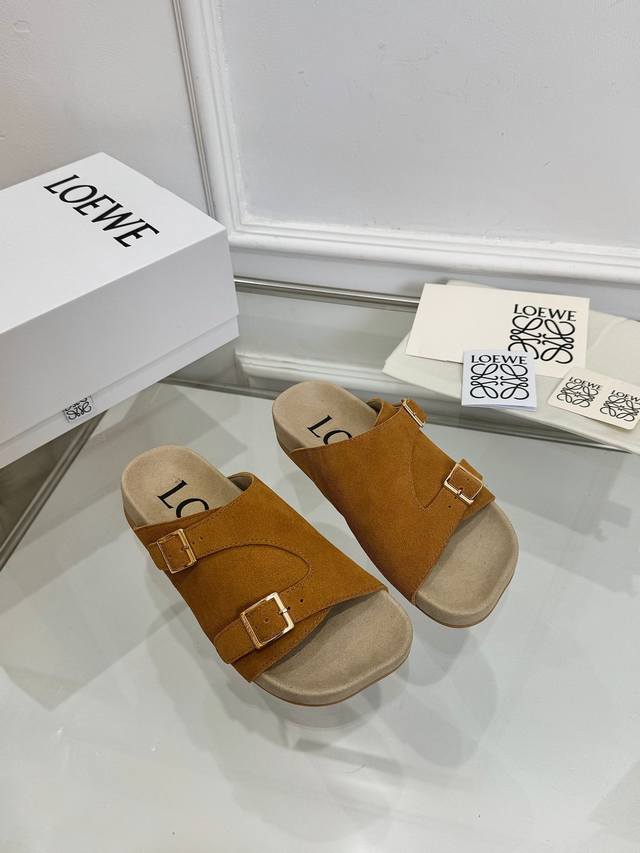 罗意威Loewe 勃肯拖鞋上新，火爆新款 配合整体原版楦型，时尚而个性好穿 颜色超赞 面料:高丝光牛反绒 内里：吸汗透气牛绒 垫脚：吸汗透气牛绒 大底：原版防滑