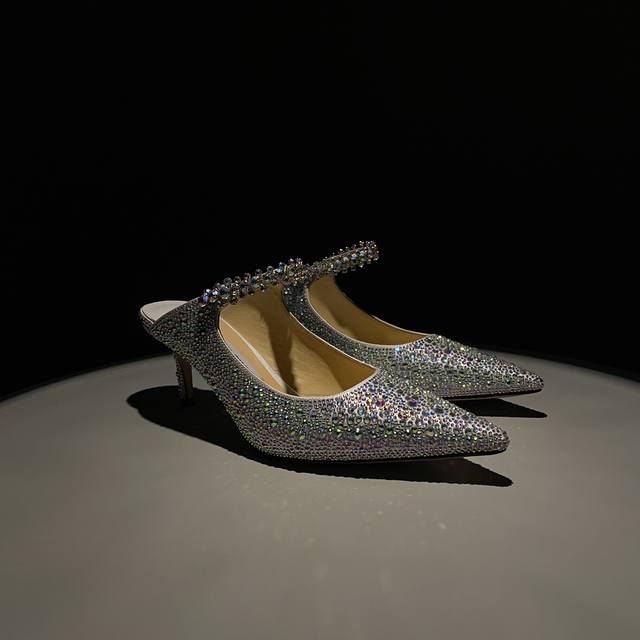 Jimmy Choo 吉米周经典钻石链条 尖头高跟拖鞋水晶鞋 超绝的水晶鞋 美到移不开视线 鞋型做的非常秀气 不会过分窄长 内部空间很足 让脚趾能足够的放松 水