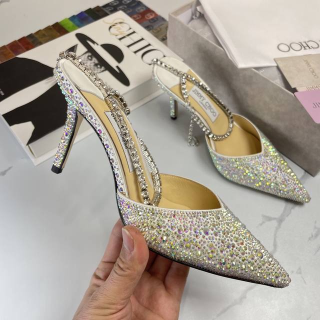 Jimmy Choo 吉米周经典钻石链条尖头水晶高跟凉鞋 超绝的水晶鞋 美到移不开视线 鞋型做的非常秀气 不会过分窄长 内部空间很足 让脚趾能足够的放松 水钻在