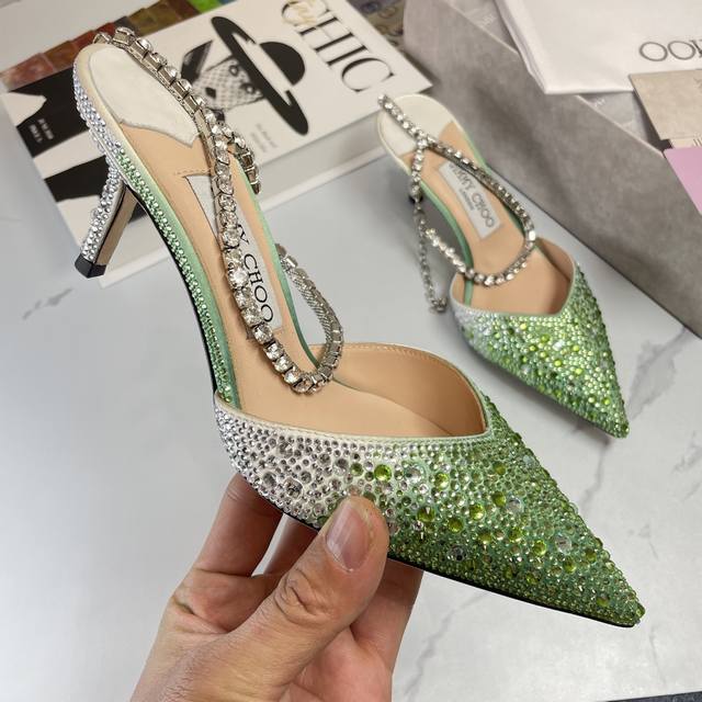 Jimmy Choo 吉米周经典钻石链条尖头水晶高跟凉鞋 超绝的水晶鞋 美到移不开视线 鞋型做的非常秀气 不会过分窄长 内部空间很足 让脚趾能足够的放松 水钻在