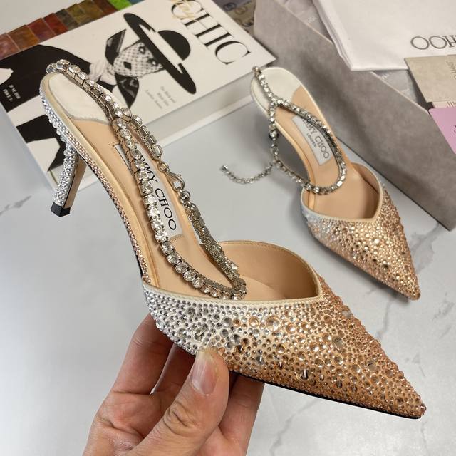 Jimmy Choo 吉米周经典钻石链条尖头水晶高跟凉鞋 超绝的水晶鞋 美到移不开视线 鞋型做的非常秀气 不会过分窄长 内部空间很足 让脚趾能足够的放松 水钻在