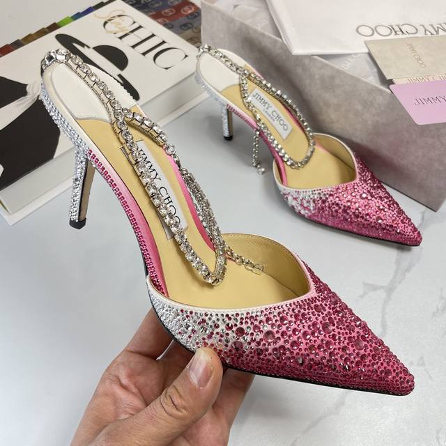 Jimmy Choo 吉米周经典钻石链条尖头水晶高跟凉鞋 超绝的水晶鞋 美到移不开视线 鞋型做的非常秀气 不会过分窄长 内部空间很足 让脚趾能足够的放松 水钻在