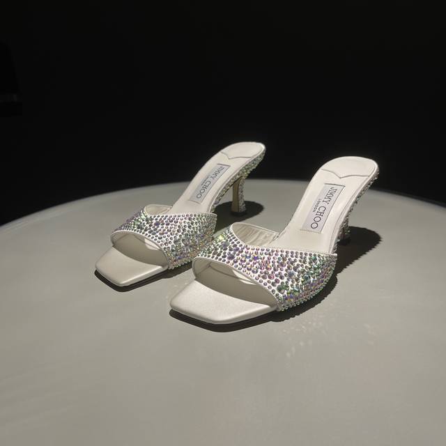 Jimmy Choo 一双能征服所有男士的高跟鞋好既穿百搭 年会必备单品Bilng Bilng美得让无人法窒息 材质:真丝烫钻渐变香槟色内里羊皮 意大利真皮大底
