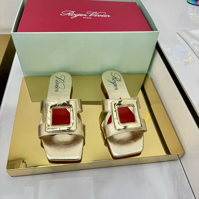 2025 Rv出厂价P Roger Vivier从Belle Vivier系列汲取灵感， TrèS Vivier系列增添设计新意，成为备受喜爱的新Icon，本款