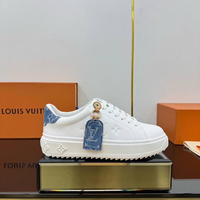 出厂 男+50 Lv 情侣款厚底小白鞋系列 经典系列 采用进口牛皮 油边工艺 爱了爱了，侧身印花Logo简约不简单，元素满满的爱上脚超级好看 推荐你们入 、脚感