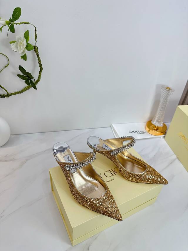 出厂 Jimmy Choo 吉米周 是一个非常全面之尊贵时尚生活品牌， 香港,美国等大时尚博主及明星的同款表带女士高跟，中跟，平跟后空凉鞋系列。 澳大利亚尖头
