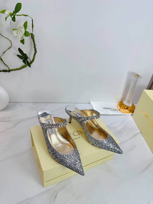 出厂 Jimmy Choo 吉米周 是一个非常全面之尊贵时尚生活品牌， 香港,美国等大时尚博主及明星的同款表带女士高跟，中跟，平跟后空凉鞋系列。 澳大利亚尖头