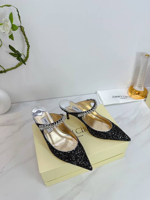 出厂 Jimmy Choo 吉米周 是一个非常全面之尊贵时尚生活品牌， 香港,美国等大时尚博主及明星的同款表带女士高跟，中跟，平跟后空凉鞋系列。 澳大利亚尖头