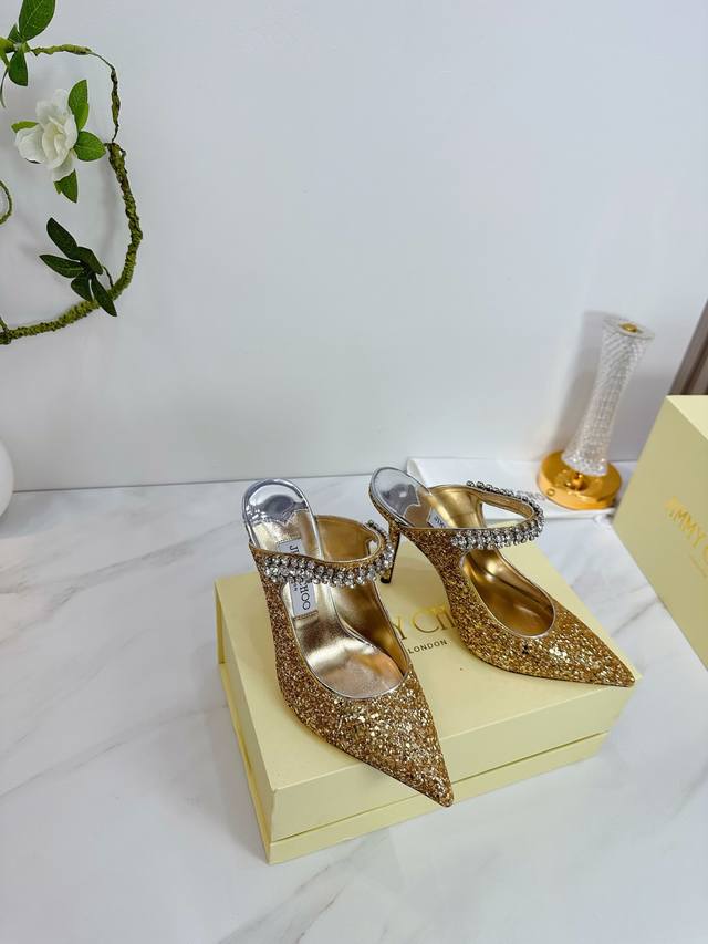 出厂 Jimmy Choo 吉米周 是一个非常全面之尊贵时尚生活品牌， 香港,美国等大时尚博主及明星的同款表带女士高跟，中跟，平跟后空凉鞋系列。 澳大利亚尖头