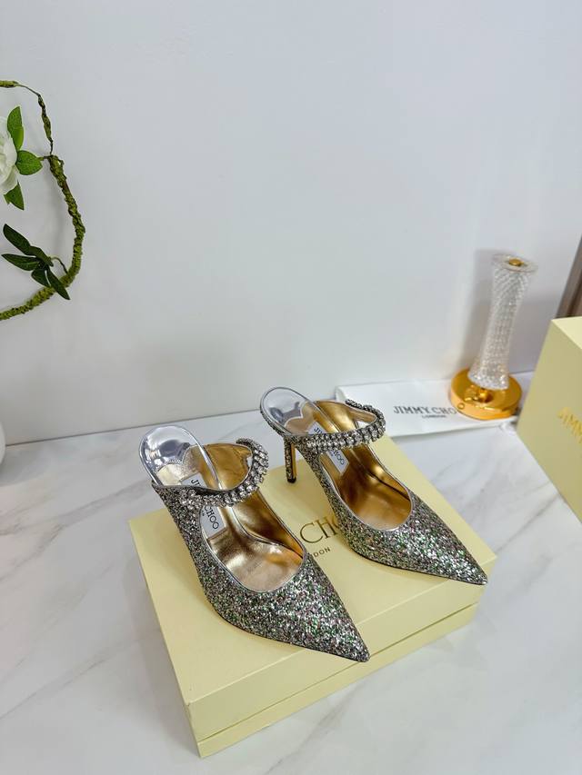 出厂 Jimmy Choo 吉米周 是一个非常全面之尊贵时尚生活品牌， 香港,美国等大时尚博主及明星的同款表带女士高跟，中跟，平跟后空凉鞋系列。 澳大利亚尖头
