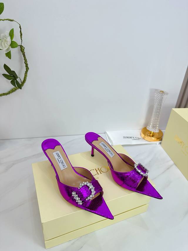 出厂 Jimmy Choo 吉米周 是一个非常全面之尊贵时尚生活品牌， 香港,美国等大时尚博主及明星的同款表带女士高跟，中跟，平跟后空凉鞋系列。 澳大利亚尖头