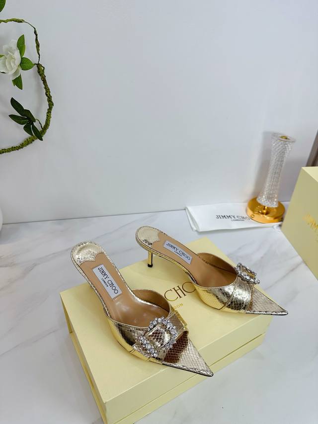出厂 Jimmy Choo 吉米周 是一个非常全面之尊贵时尚生活品牌， 香港,美国等大时尚博主及明星的同款表带女士高跟，中跟，平跟后空凉鞋系列。 澳大利亚尖头