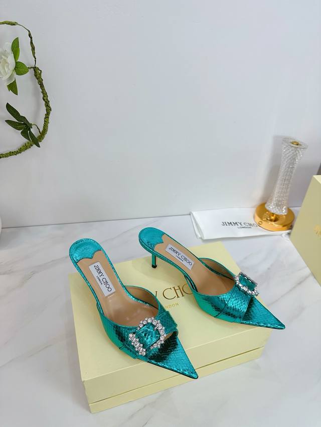 出厂 Jimmy Choo 吉米周 是一个非常全面之尊贵时尚生活品牌， 香港,美国等大时尚博主及明星的同款表带女士高跟，中跟，平跟后空凉鞋系列。 澳大利亚尖头