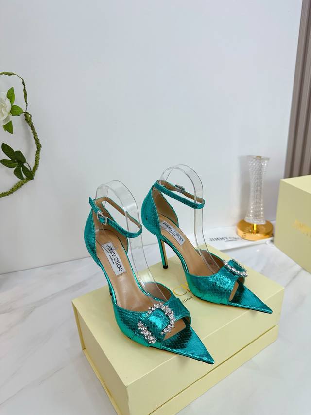 出厂 Jimmy Choo 吉米周 是一个非常全面之尊贵时尚生活品牌， 香港,美国等大时尚博主及明星的同款表带女士高跟，中跟，平跟后空凉鞋系列。 澳大利亚尖头