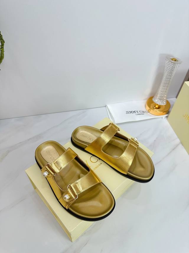 出厂 Jimmy Choo 吉米周 是一个非常全面之尊贵时尚生活品牌， 香港,美国等大时尚博主及明星的同款表带女士高跟，中跟，平跟后空凉鞋系列。 澳大利亚尖头