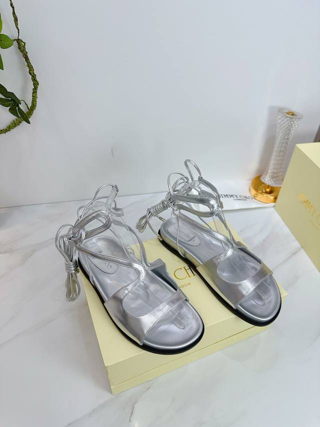 出厂 Jimmy Choo 吉米周 是一个非常全面之尊贵时尚生活品牌， 香港,美国等大时尚博主及明星的同款表带女士高跟，中跟，平跟后空凉鞋系列。 澳大利亚尖头