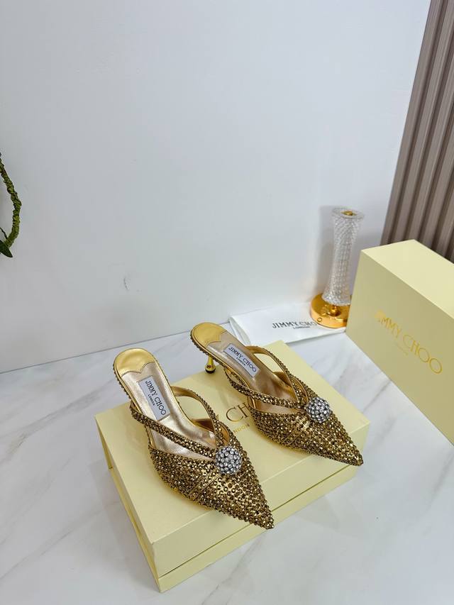 出厂 Jimmy Choo 吉米周 是一个非常全面之尊贵时尚生活品牌， 香港,美国等大时尚博主及明星的同款表带女士高跟，中跟，平跟后空凉鞋系列。 澳大利亚尖头
