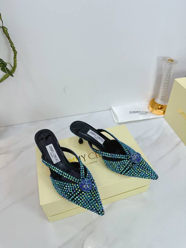 出厂 Jimmy Choo 吉米周 是一个非常全面之尊贵时尚生活品牌， 香港,美国等大时尚博主及明星的同款表带女士高跟，中跟，平跟后空凉鞋系列。 澳大利亚尖头