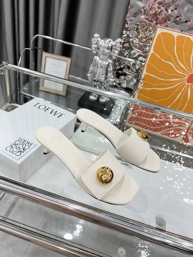 出厂 Loewe 罗意威 2025 Ss夏季限定镂空拖鞋，是一个非常全面之尊贵时尚品牌，强烈推荐给各小仙女。 1面料: 进口牛皮 2内里： 进口意制小羊皮 超级