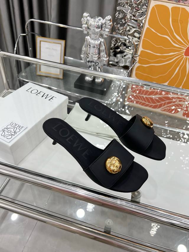 出厂 Loewe 罗意威 2025 Ss夏季限定镂空拖鞋，是一个非常全面之尊贵时尚品牌，强烈推荐给各小仙女。 1面料: 进口牛皮 2内里： 进口意制小羊皮 超级