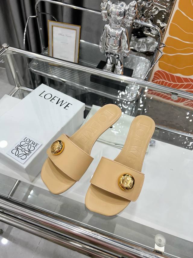出厂 Loewe 罗意威 2025 Ss夏季限定镂空拖鞋，是一个非常全面之尊贵时尚品牌，强烈推荐给各小仙女。 1面料: 进口牛皮 2内里： 进口意制小羊皮 超级