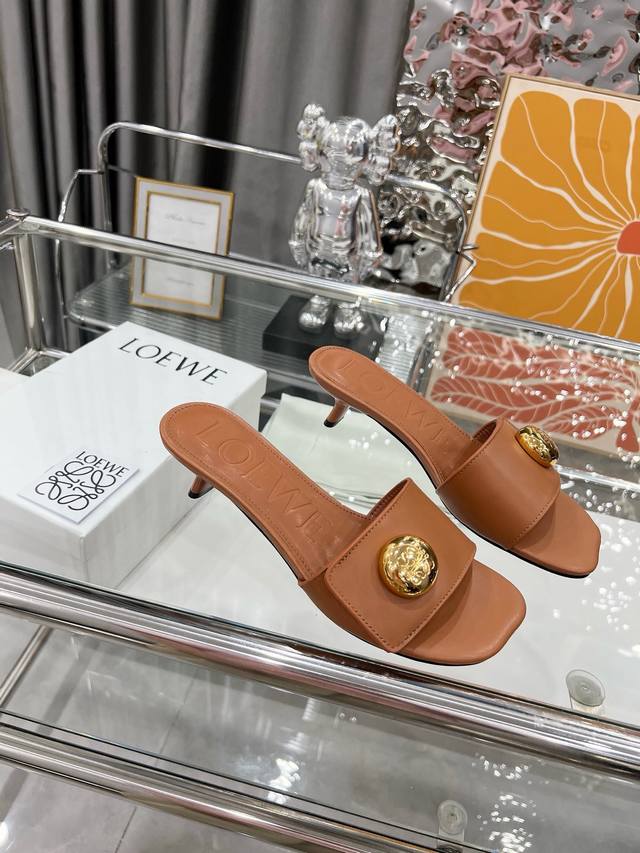 出厂 Loewe 罗意威 2025 Ss夏季限定镂空拖鞋，是一个非常全面之尊贵时尚品牌，强烈推荐给各小仙女。 1面料: 进口牛皮 2内里： 进口意制小羊皮 超级