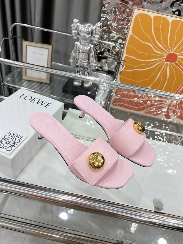 出厂 Loewe 罗意威 2025 Ss夏季限定镂空拖鞋，是一个非常全面之尊贵时尚品牌，强烈推荐给各小仙女。 1面料: 进口牛皮 2内里： 进口意制小羊皮 超级