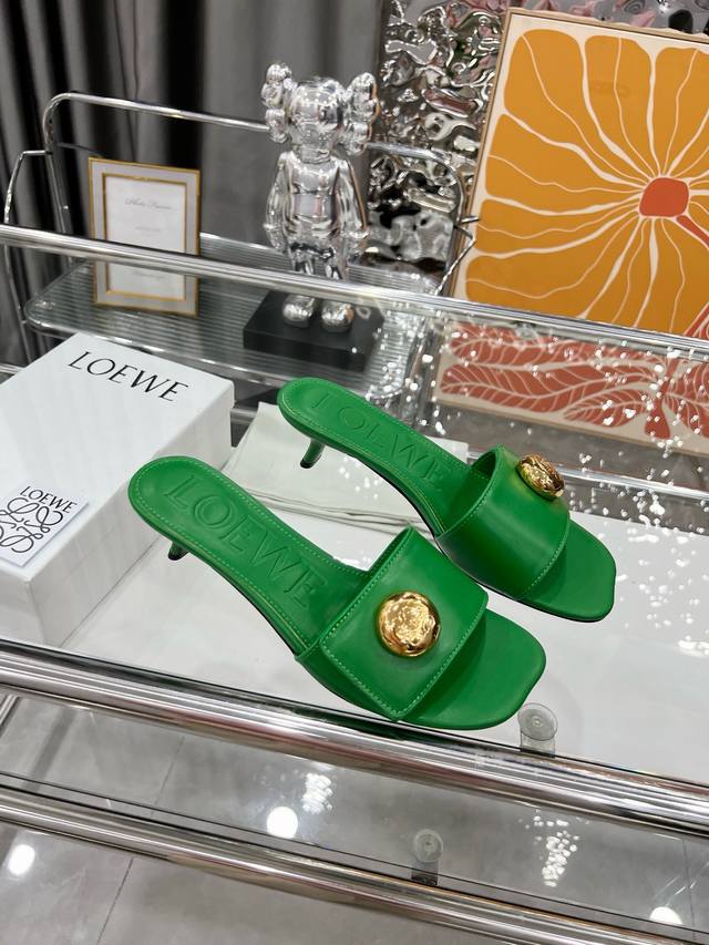 出厂 Loewe 罗意威 2025 Ss夏季限定镂空拖鞋，是一个非常全面之尊贵时尚品牌，强烈推荐给各小仙女。 1面料: 进口牛皮 2内里： 进口意制小羊皮 超级