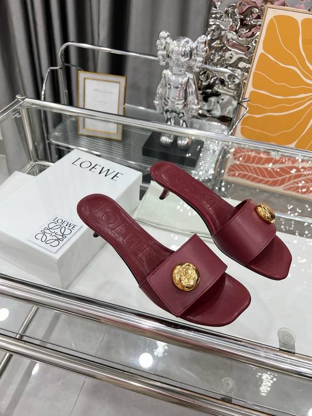 出厂 Loewe 罗意威 2025 Ss夏季限定镂空拖鞋，是一个非常全面之尊贵时尚品牌，强烈推荐给各小仙女。 1面料: 进口牛皮 2内里： 进口意制小羊皮 超级